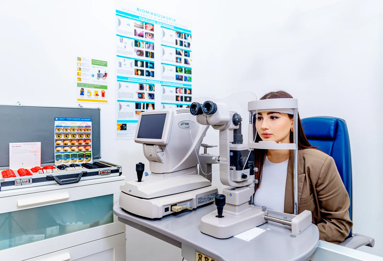 Badanie wzroku przy aparaturze diagnostycznej OPTOTYP