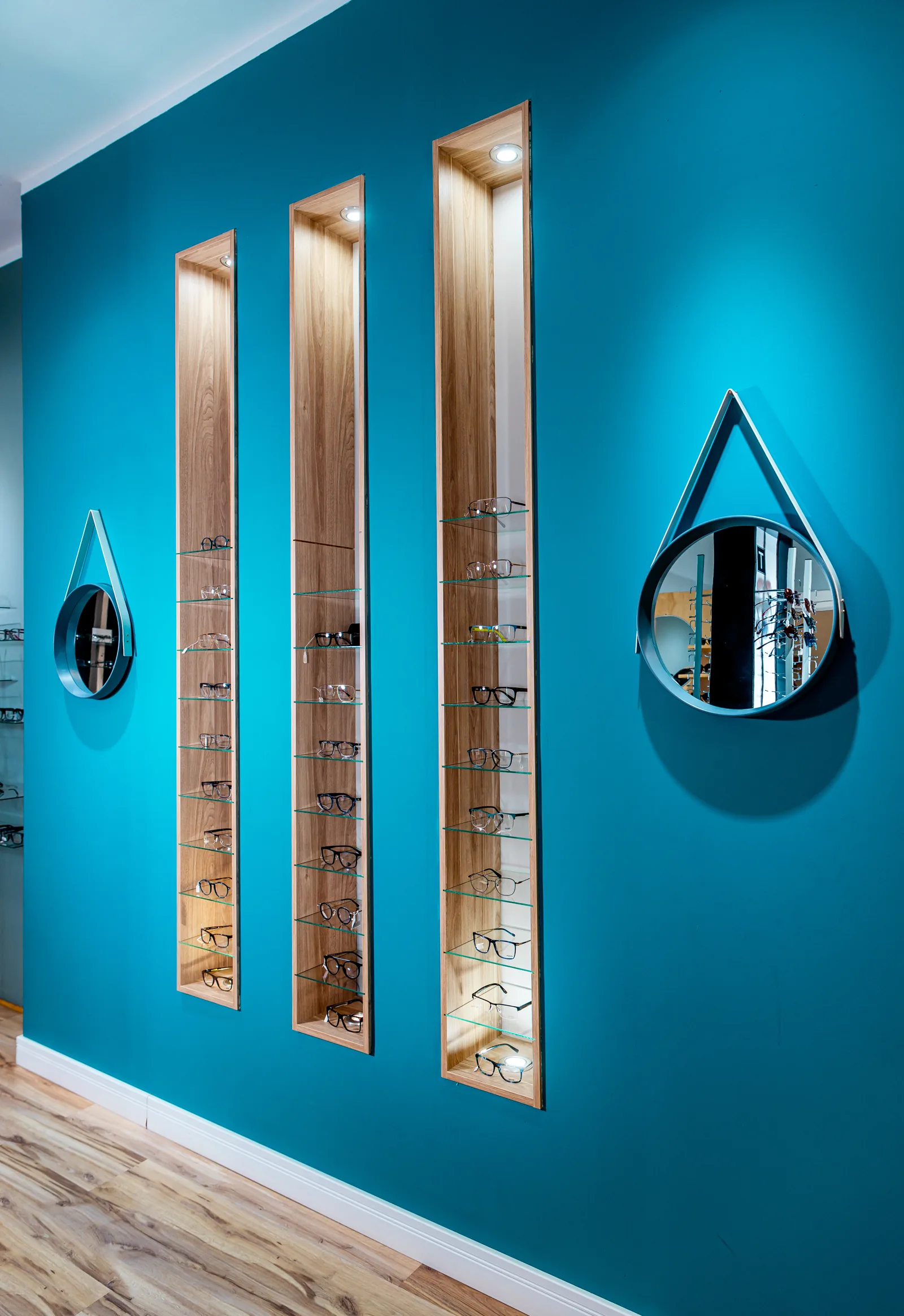 Turkusowa ściana z lustrami w salonie w Polkowicach