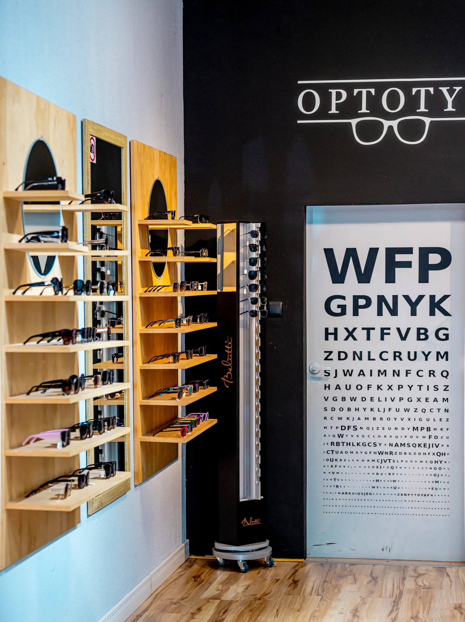 Oprawy i tablica optotypów w salonie w Polkowicach