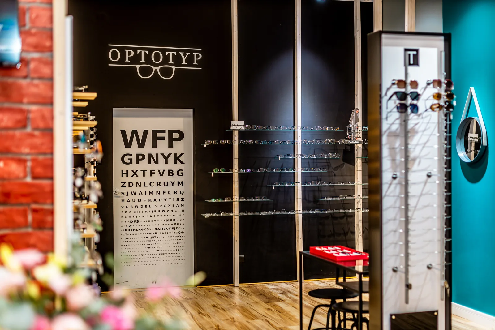 Tablica optotypów i wnętrze salonu w Polkowicach