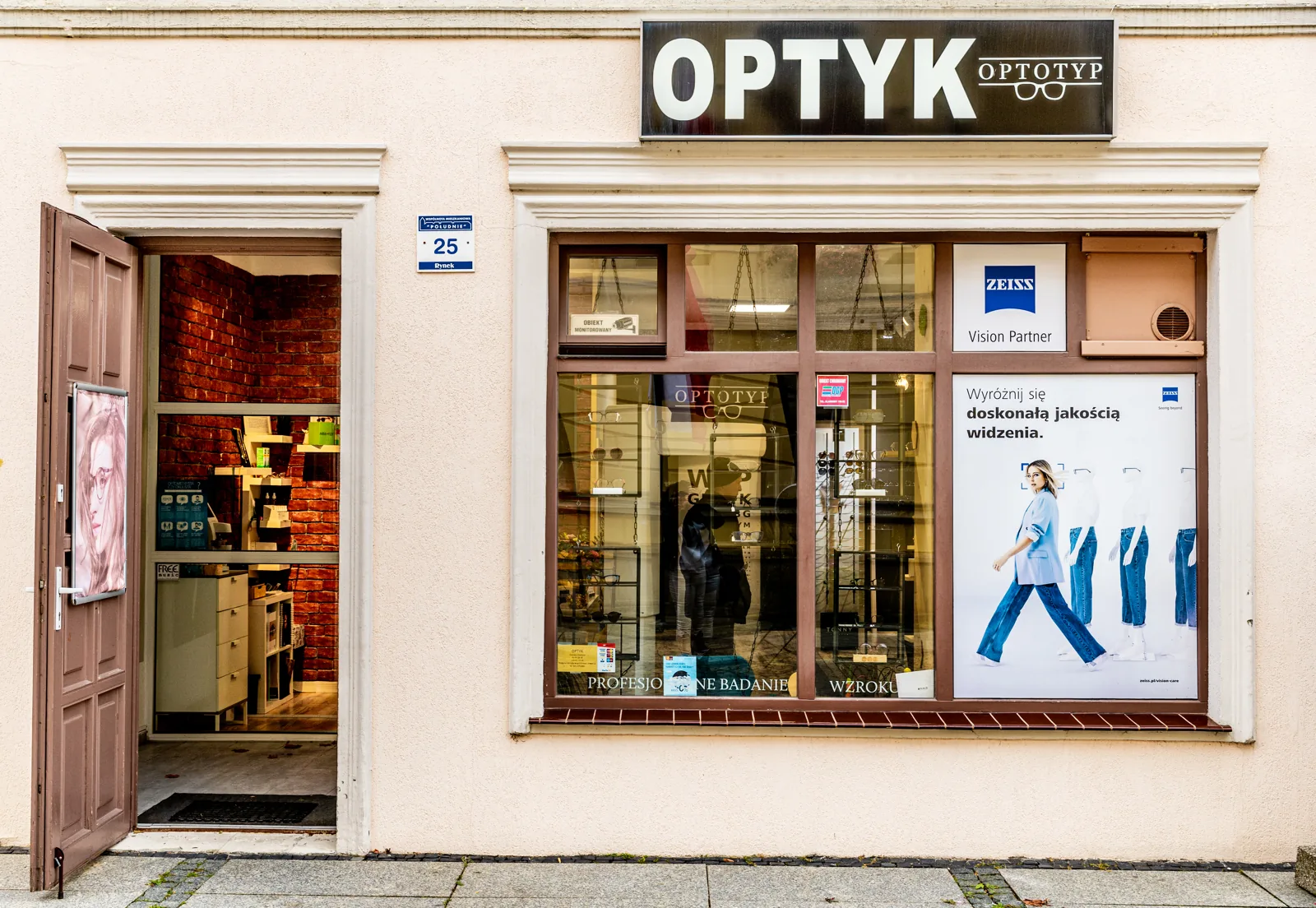 Wejście do salonu OPTOTYP w Polkowicach